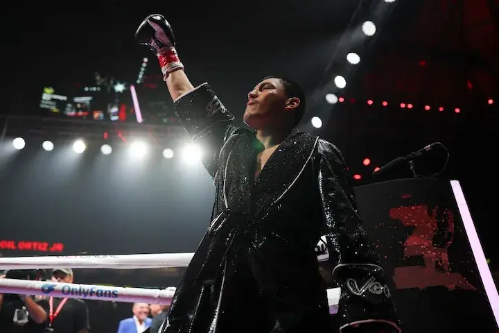 Vergil Ortiz raises a glove to the air before entering the ring for his boxing match with Erickson Lubin on November 8, 2025.