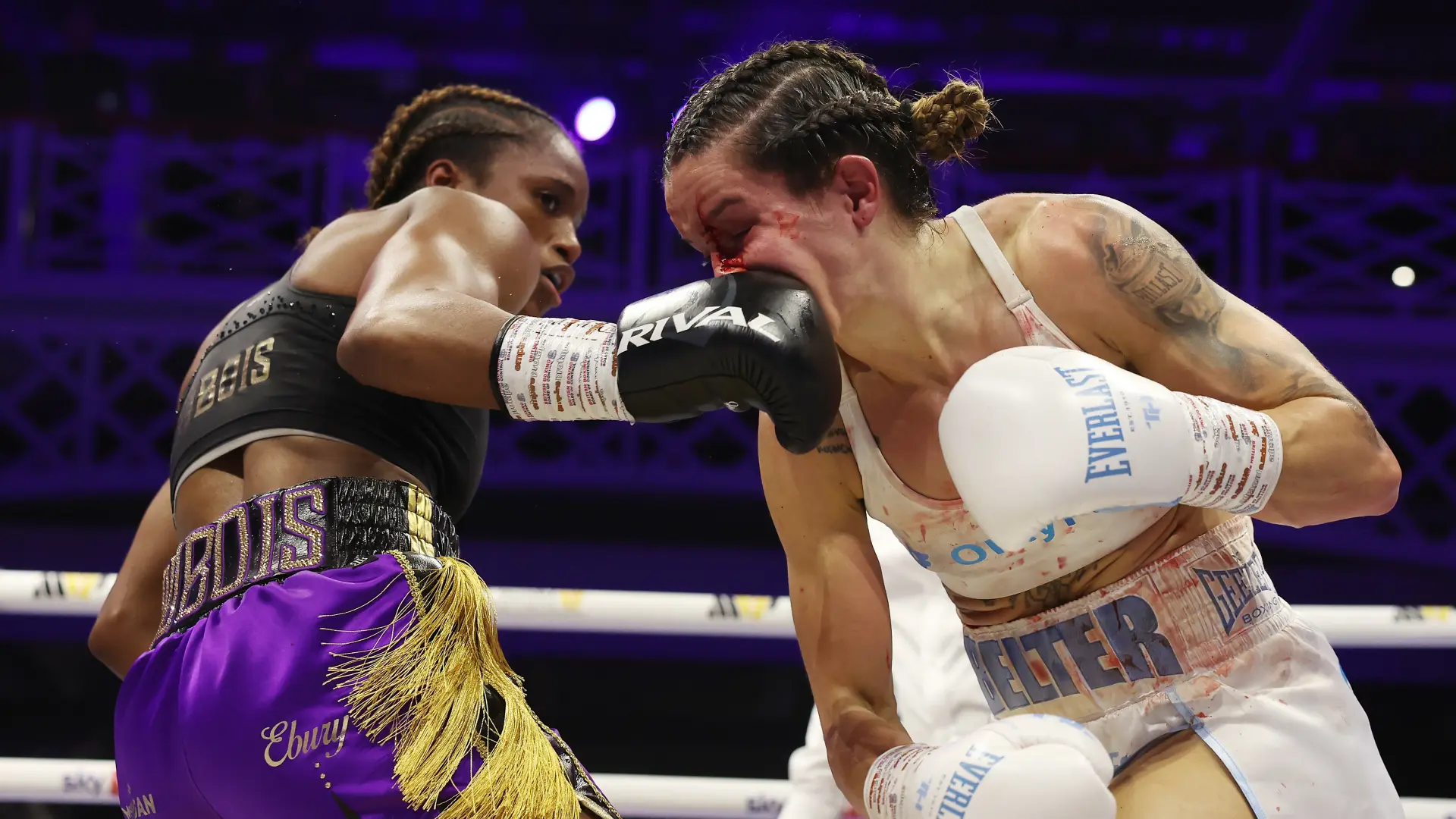 Caroline Dubois lands a right hand on Terri Harper
