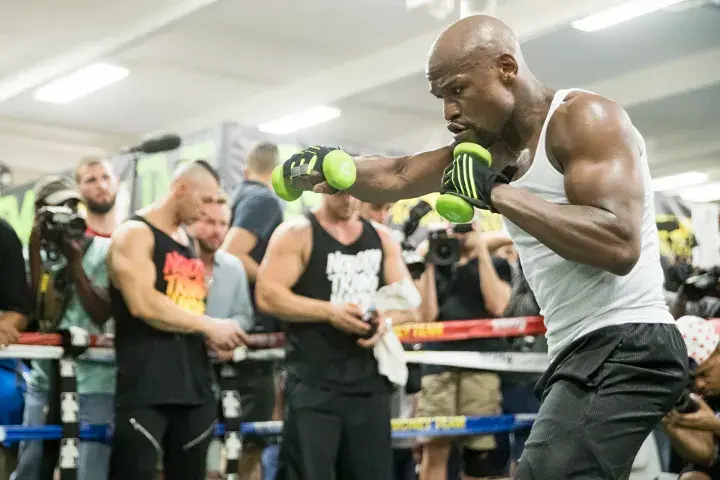 Floyd Mayweather, always in tremendous physical condition, puts his body through the paces in 2017