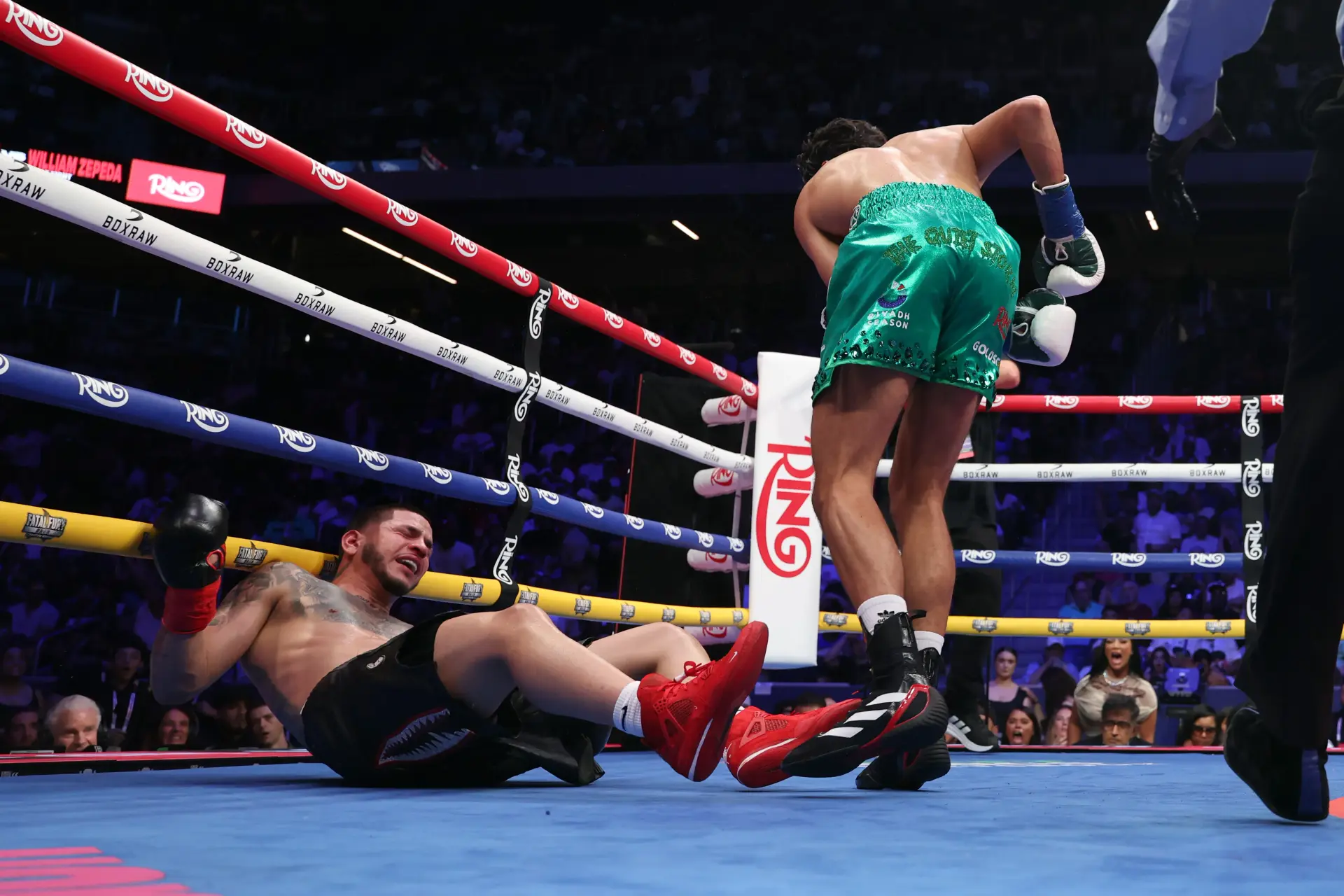 Hamzah Sheeraz knocks down Edgar Berlanga