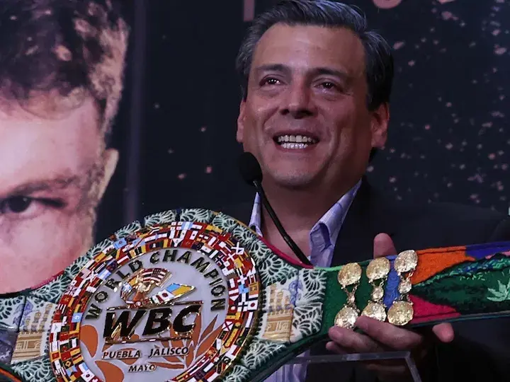 Mauricio Sulaiman shows off one the WBC's commemorative belts in 2024