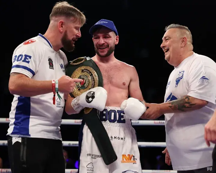 Maxi Hughes (center) is pictured with trainer Sean O'Hagan (right)