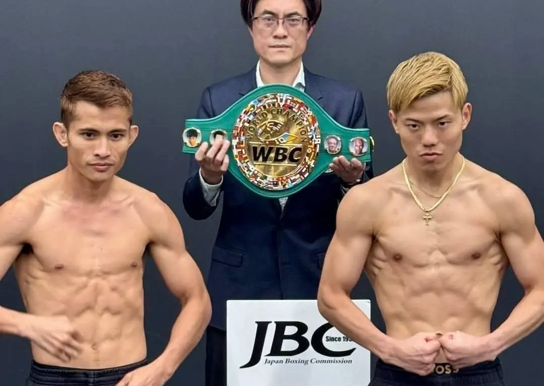 Melvin Jerusalem (L) and Yudai Shigeoka on the scale for their rematch.