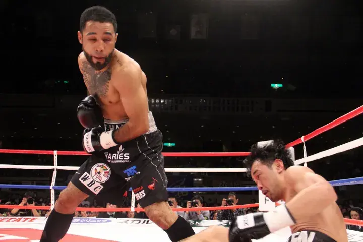 Luis Nery drops and ultimately stops Shinsuke Yamanaka in their rematch in 2018, for which Nery came in massively overweight.