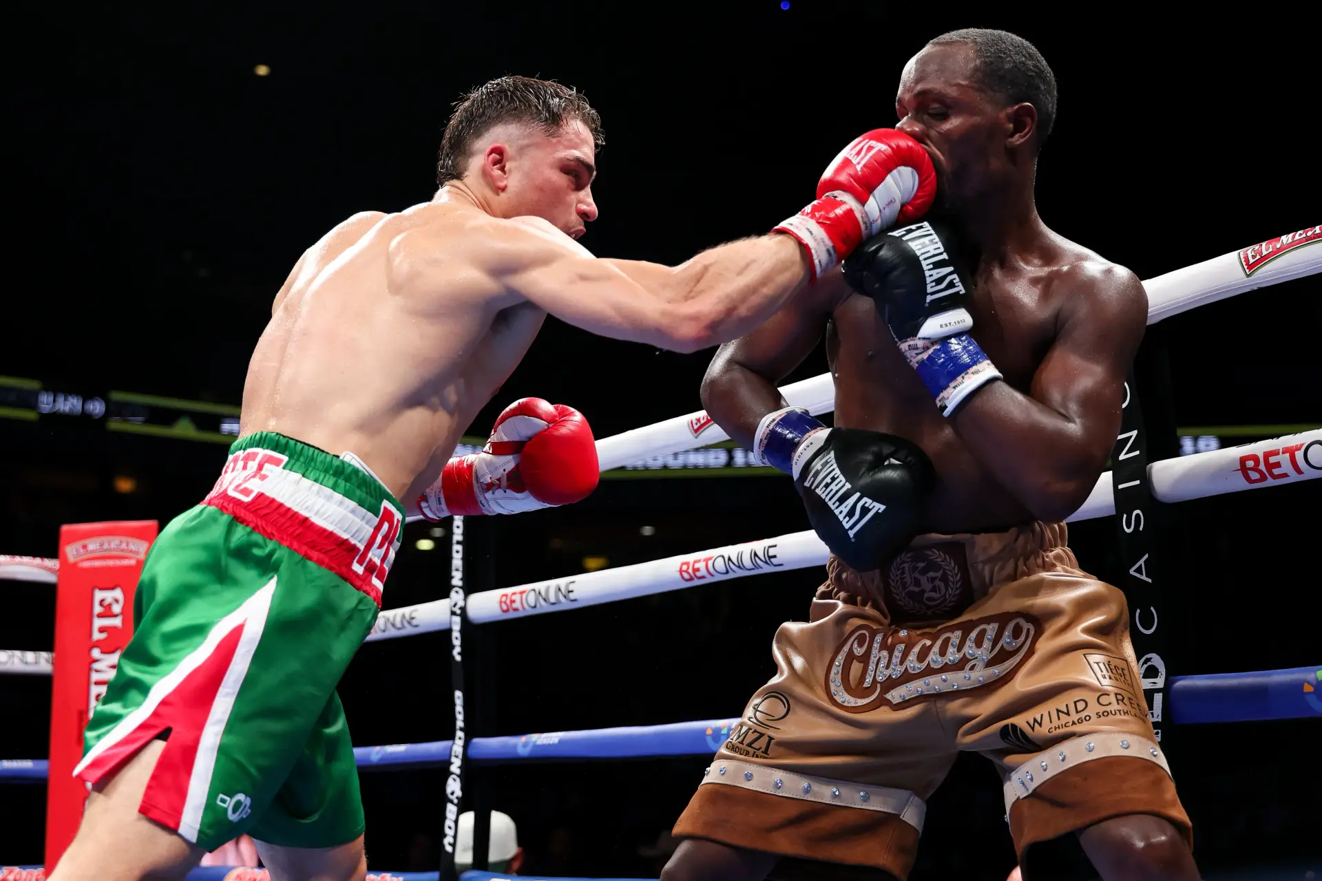 Oscar Duarte (L) lands a right hand on Kenneth Sims Jnr.