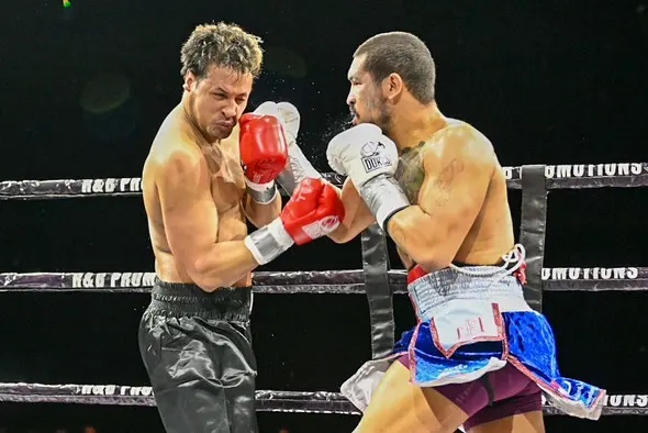 Paul Kroll lands a right hand on Antoni Armas