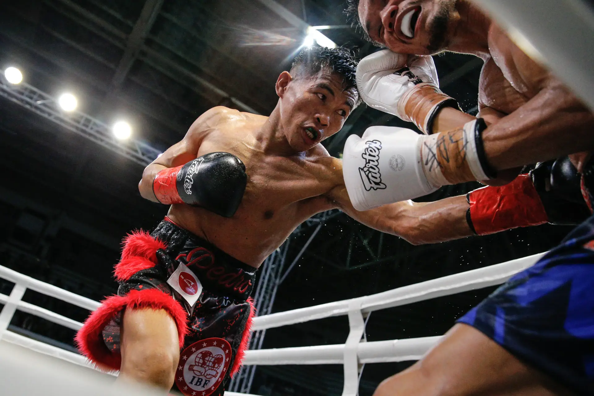 Pedro Taduran attacks Christian Balunan (R)