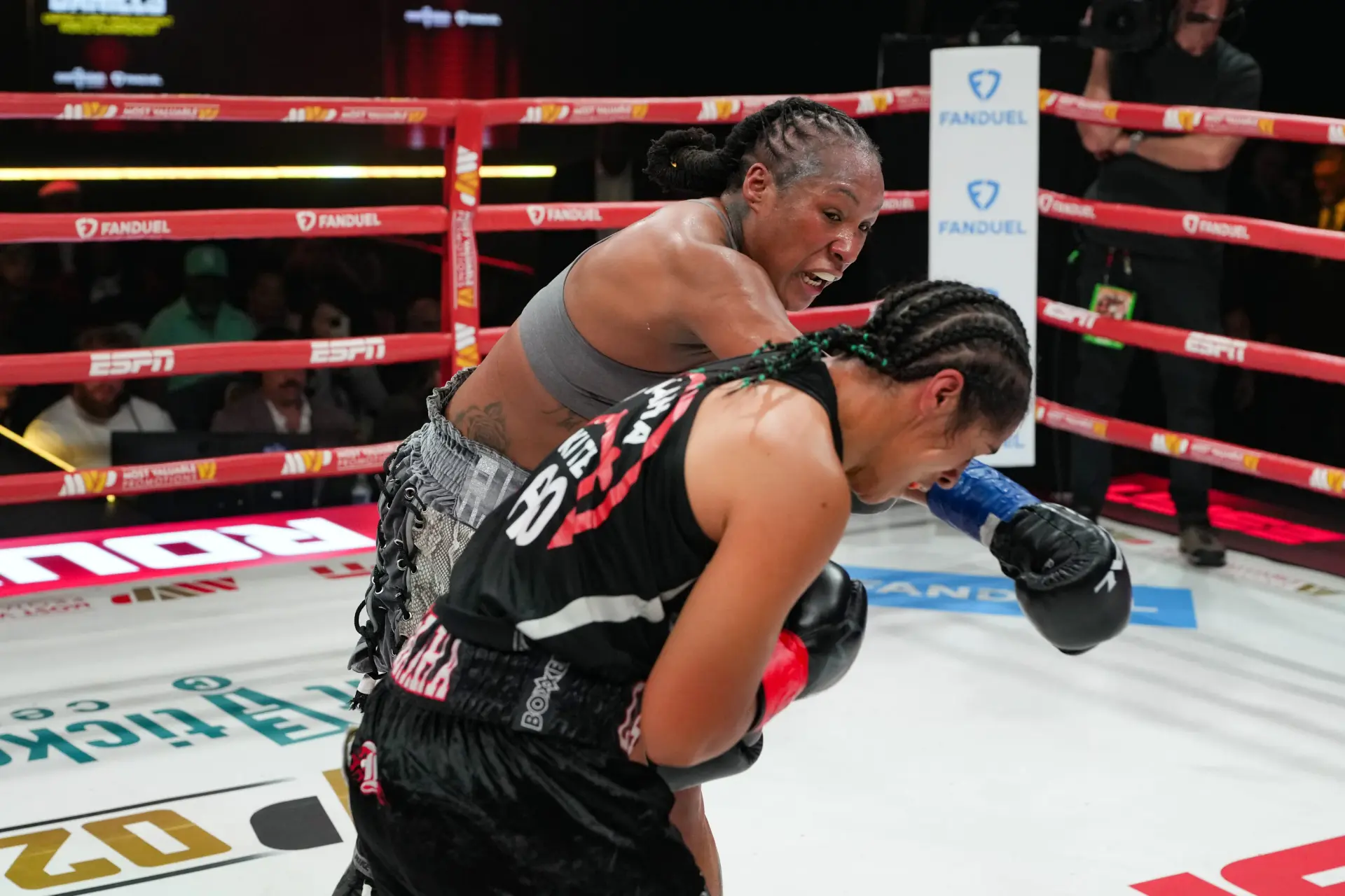 Shadasia Green lands a right hand on Lani Daniels