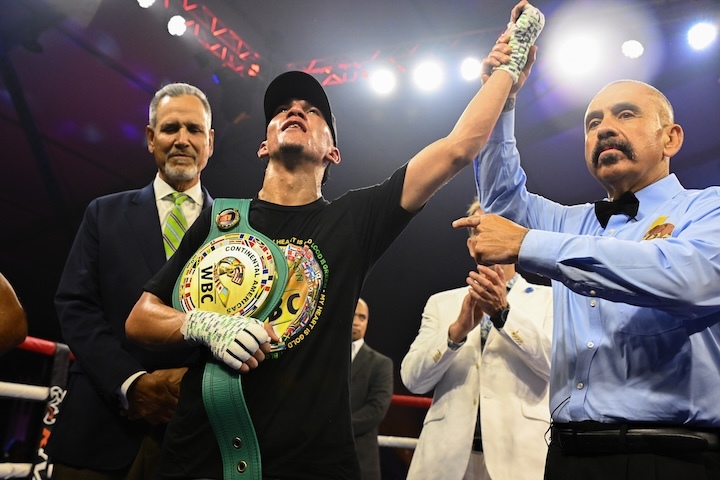 Omar Trinidad batters Viktor Slavinskyi for a 10th-round KO win