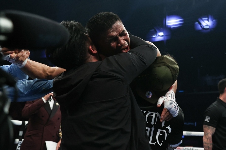 akhmadaliev-tapales-fight (4)