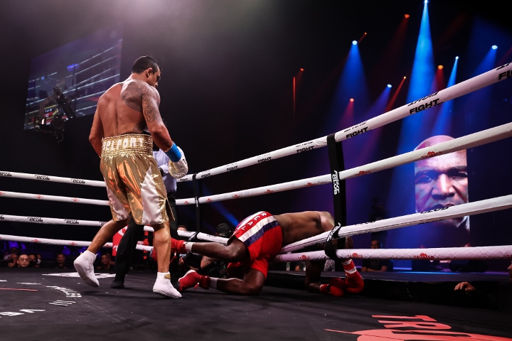 Holyfield (caído sobre las cuerdas en la imagen) dice estar aún interesado en un combate de trilogía ante su antiguo rival Mike Tyson.