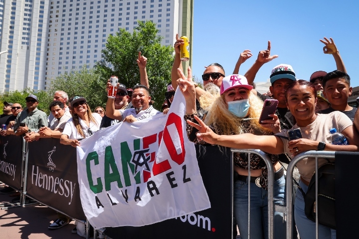 canelo-bivol-crowd (11)