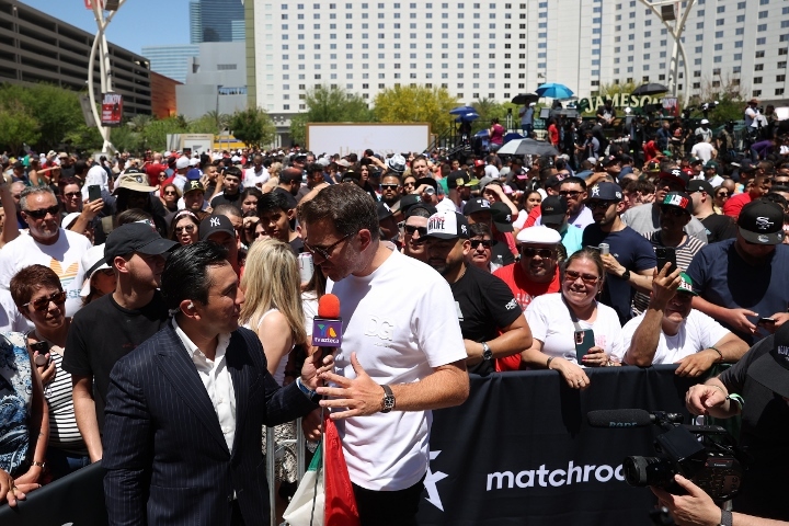 canelo-bivol-crowd (2)