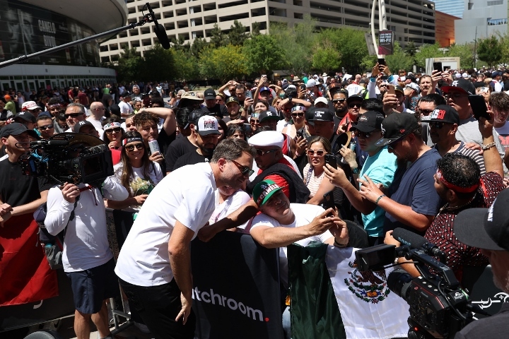 canelo-bivol-crowd (3)