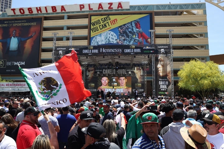 canelo-bivol-crowd (4)