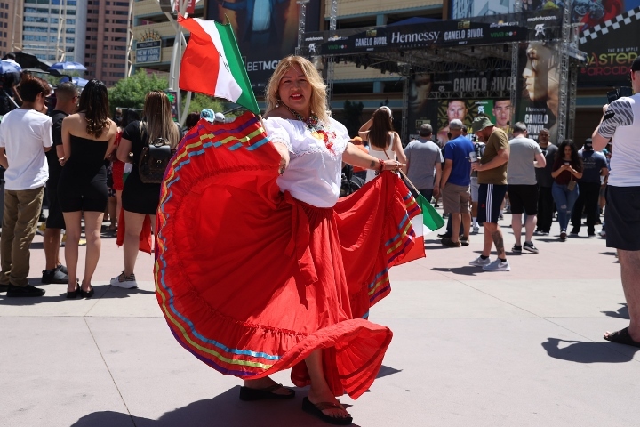 canelo-bivol-crowd (5)