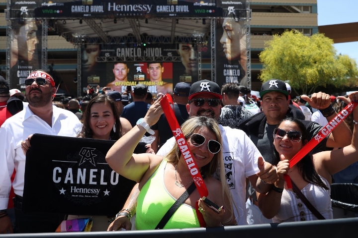 canelo-bivol-crowd (7)