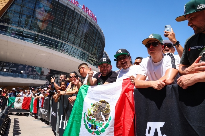 canelo-bivol-crowd (9)