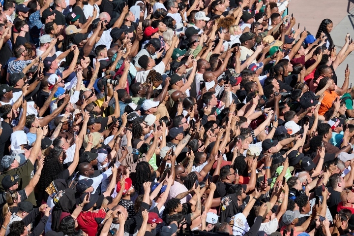 davis-garcia-crowd (2)