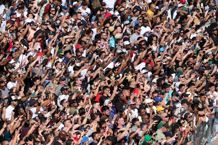 davis-garcia-crowd (4)