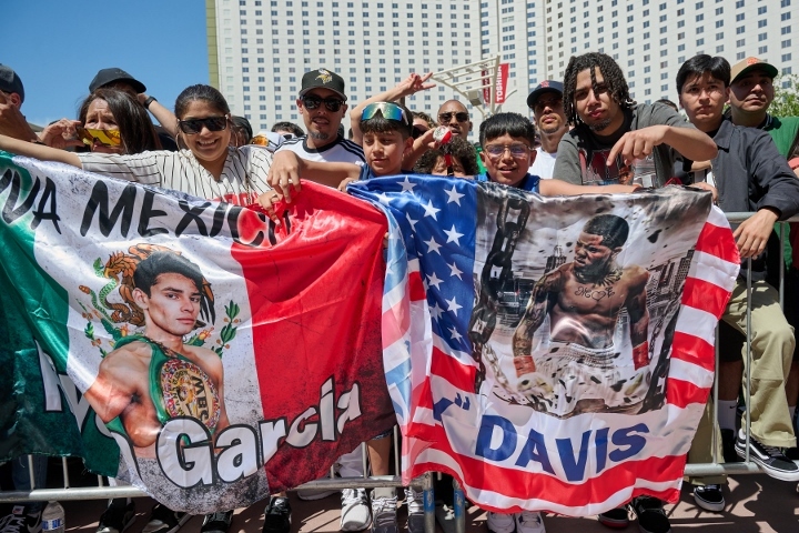 davis-garcia-crowd