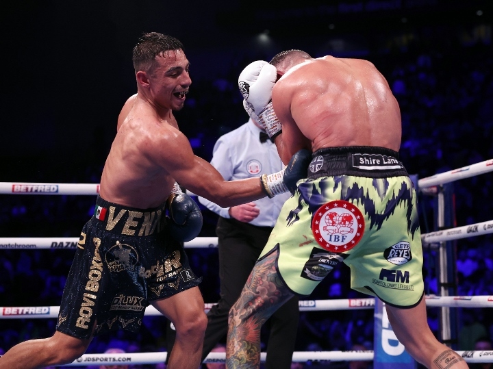 lopez-warrington-fight (21)