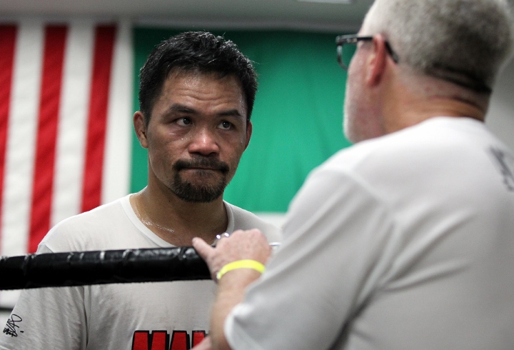 Roach reveló que, en su gimnasio, ofrece 1000 dólares a quien pueda derribar a Manny Pacquiao en sparring.