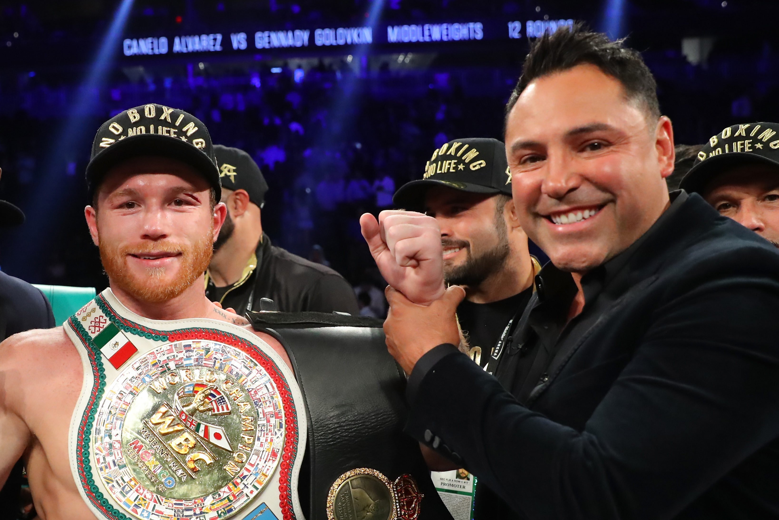Topless Oscar De La Hoya takes another swipe at Canelo Alvarez