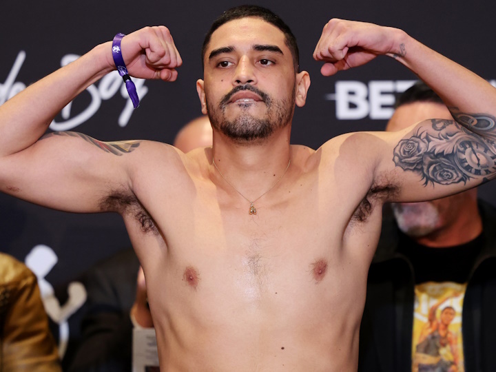 Raul Curiel Drops, Batters, Stops Elias Diaz In 8th Round On Ortiz