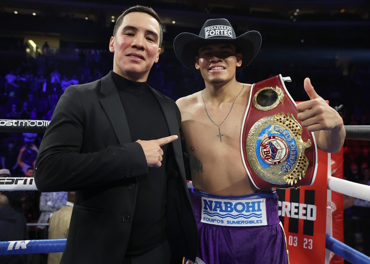 Vaquero Navarrete junto a Óscar Valdez, luego del nocaut de Emanuel contra Liam Wilson, en Glendale, Arizona.