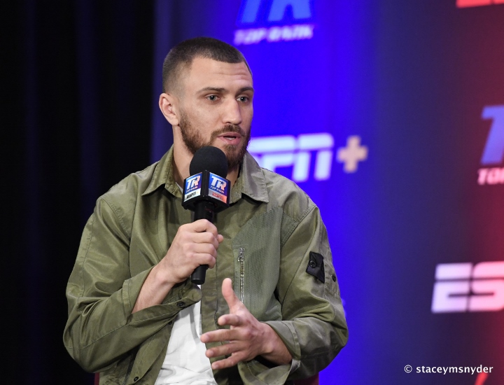 Lomachenko sentenció que su intención es quedarse en las 135 libras y buscar una revancha con Teófimo López, para el campeón indiscutido de la división.